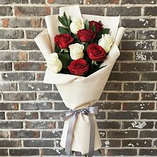 Букет красно-белые розы в Анжеро-Судженске Букет цветов из:  Розы в Анжеро-Судженске