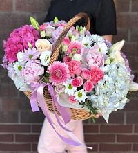 Композиция солнечный день в Анжеро-Судженске Цветочная композиция из Розы, Хризантемы, Пионы и Лизиантусы в корзине в Анжеро-Судженске