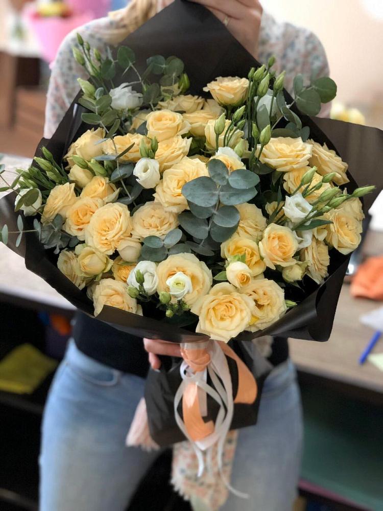 Букет цветов из: Розы и Лизиантусы в Анжеро-Судженске