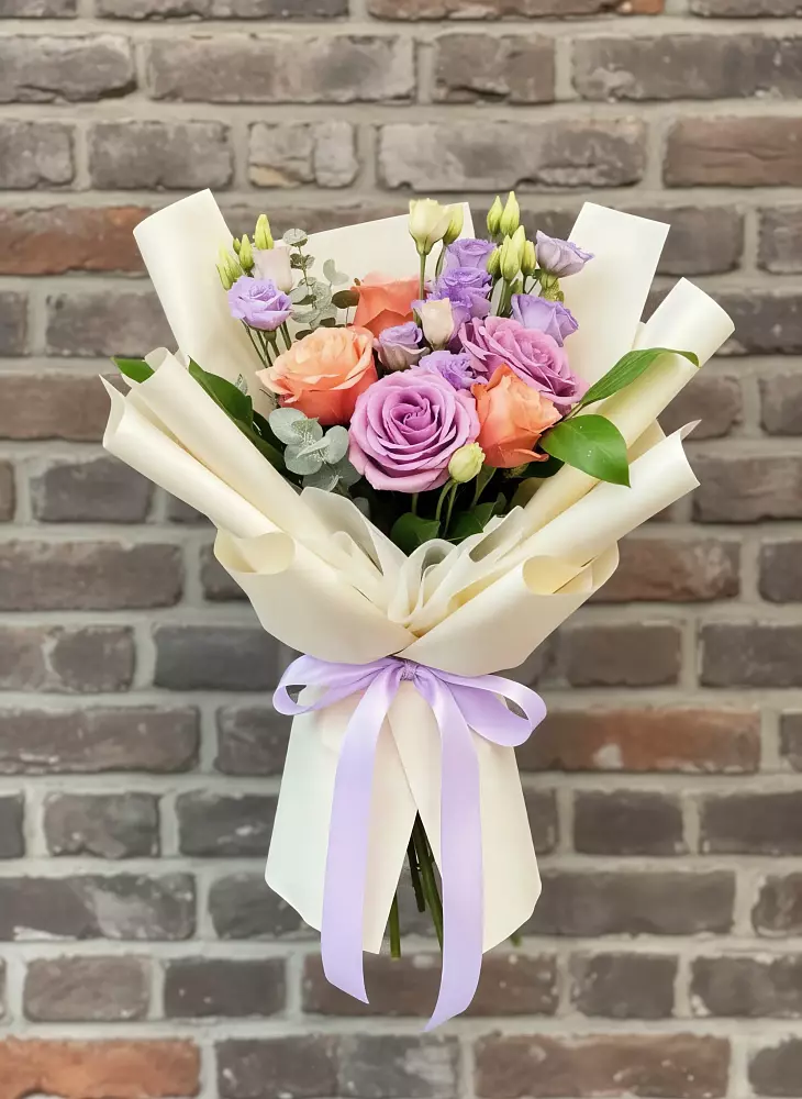 Букет цветочные ноты в Анжеро-Судженске Букет цветов из: Лизиантусы и Розы в Анжеро-Судженске