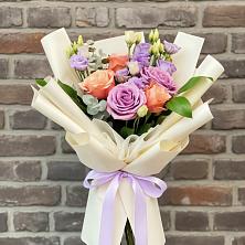 Букет цветочные ноты в Анжеро-Судженске Букет цветов из:  Лизиантусы и Розы в Анжеро-Судженске