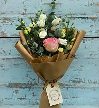 Букет нежный привет в Анжеро-Судженске Букет цветов из:  Розы и Лизиантусы в Анжеро-Судженске
