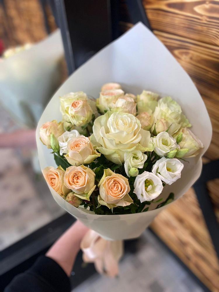 Букет цветов из: Розы и Лизиантусы в Анжеро-Судженске